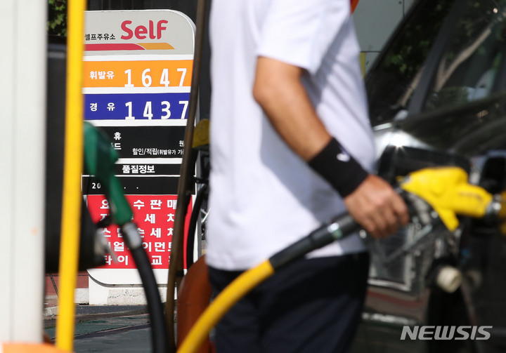 [서울=뉴시스] 박미소 기자 = 지난 3일 오후 서울 시내의 한 주유소에 유가 정보가 기록되어 있다. 2021.10.03. misocamera@newsis.com