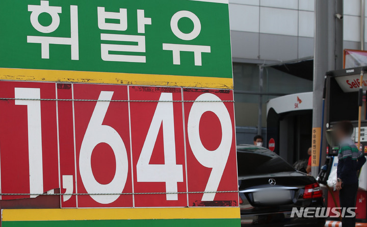 [서울=뉴시스] 박미소 기자 = 전국 주유소 휘발유 가격이 2주 연속으로 상승했다. 지난 2일 한국석유공사 유가정보서비스 오피넷에 따르면 9월 다섯째주 전국 주유소 휘발유 판매가격은 지난주보다 1.9원 오른 리터당 1644.6원을 기록했다. 3일 오후 서울 시내의 한 주유소에 유가 정보가 기록되어 있다. 2021.10.03. misocamera@newsis.com