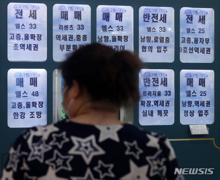 [서울=뉴시스] 홍효식 기자 = 서울 송파구 한 상가 부동산 밀집 지역에 반전세 등 정보 안내문이 부착돼 있다. 서울시에 따르면 지난 8월 한 달간 서울에서 거래된 아파트 임대차 계약 1만4299건 중 월세가 조금이라도 낀 계약은 5783건(40.4%)으로, 전월(35.8%)보다 4.6%포인트 급증했다. 임대차법 개정 직후인 작년 8월(31%)과 비교하면 1년 사이 월세 거래 비중이 9.4%포인트 높아졌다. 2021.10.03. yesphoto@newsis.com