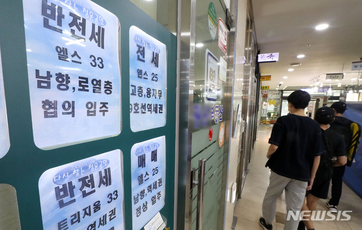 [서울=뉴시스] 홍효식 기자 = 서울 아파트의 전세난이 지속되면서 지난 8월 반전세 등 월세를 낀 임대차 거래가 올 들어 처음으로 40%를 넘긴 것으로 조사된 가운데 서울 송파구 한 상가 부동산 밀집 지역에 반전세 등 정보 안내문이 부착돼 있다. 2021.10.03. yesphoto@newsis.com