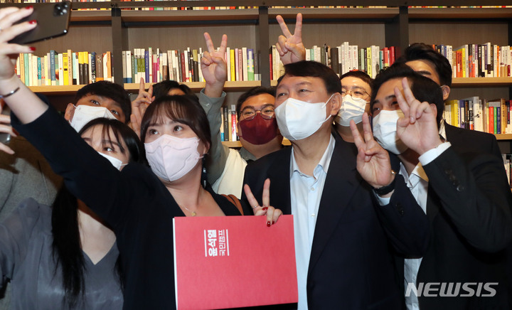 [서울=뉴시스] 국회사진기자단 = 국민의힘 대권주자인 윤석열 전 검찰총장이 3일 서울 강남구 최인아책방에서 열린 국민캠프 청년위원회 임명장 수여식을 마친 뒤 참석자들과 기념촬영을 하고 있다. 2021.10.03. photo@newsis.com