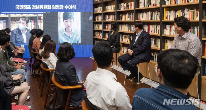 [서울=뉴시스] 국회사진기자단 = 국민의힘 대권주자인 윤석열 전 검찰총장이 3일 서울 강남구 최인아책방에서 열린 청년위원회 임명장 수여식에서 화상 연결을 통한 전국 청년의 목소리를 듣고 있다. 2021.10.03. photo@newsis.com