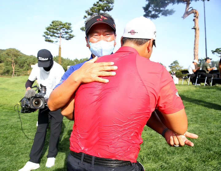 [서울=뉴시스] 고범준 기자 = 3일 경기도 여주 페럼클럽에서 열린 현대해상 최경주 인비테이셔널 FR, 우승을 차지한 함정우가 최경주로부터 축하를 받고 있다. (사진=KPGA 제공) 2021.10.03. photo@newsis.com *재판매 및 DB 금지