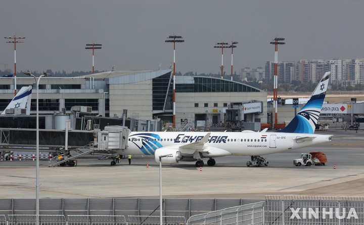  [ 텔아비브( 이스라엘)= 신화/뉴시스] 지난해 10월 3일 이스라엘의 벤구리온국제공항에서 촬영된 이집트에어 소속의 보잉 여객기. 
