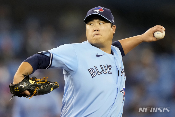 [토론토=AP/뉴시스] 토론토 블루제이스 류현진이 3일(현지시간) 캐나다 토론토의 로저스센터에서 열린 2021 메이저리그 볼티모어 오리올스와의 최종전에 선발 등판, 1회 투구하고 있다. 류현진은 5이닝 6피안타(1홈런) 7삼진 2실점으로 호투하고 팀의 12-4로 대승하며 14승으로 시즌을 마쳤다. 2021.10.04.