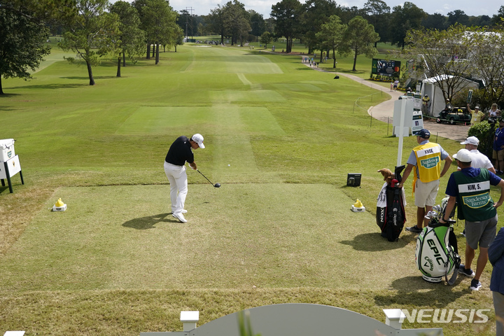 [잭슨=AP/뉴시스] 김시우가 3일(현지시간) 미 미시시피주 잭슨의 컨트리클럽 오브 잭슨에서 열린 미국프로골프(PGA)투어 샌더슨 팜스 챔피언십 최종라운드 1번 홀에서 티샷하고 있다.&nbsp; 김시우는 최종합계 19언더파 269타로 공동 8위를 기록하며 대회를 마쳤다. 2021.10.04.