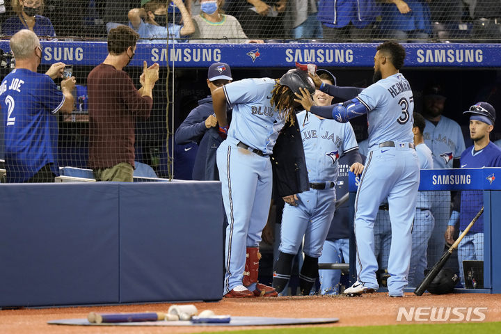 [토론토=AP/뉴시스] 토론토 블루제이스 블라디미르 게레로 주니어(왼쪽)가 4일(한국시간) 볼티모어 오리올스전에서 2회 홈런을 치고 축하받고 있다. 2021.10.04.