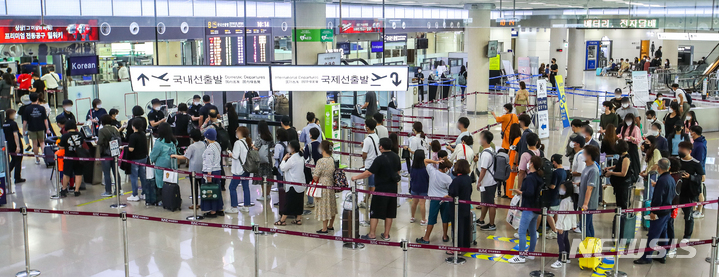 [제주=뉴시스] 우장호 기자 = 개천절 연휴 마지막날인 4일 오전 제주국제공항 3층 출발장에 휴가를 마친 관광객들이 몰려 혼잡한 모습을 보이고 있다. 2021.10.04. woo1223@newsis.com