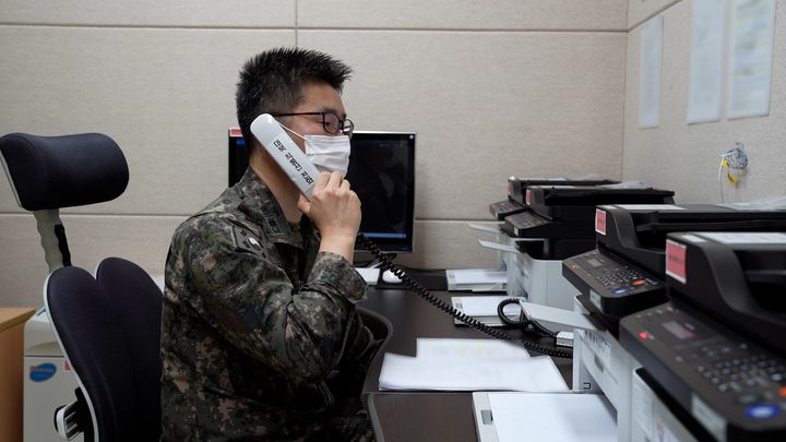 [서울=뉴시스] 박주성 기자 = 북한이 한미 연합훈련에 반발하며 일방적으로 끊었던 남북 통신연락선을 55일 만에 복원하면서 남북공동연락사무소 및 군통신선을 통한 통화가 이뤄졌다. 4일 통일부는 "오늘 오전 9시 남북공동연락사무소의 개시통화가 이뤄지면서 남북 통신선이 복원됐다"고 밝혔다. 사진은 4일 오전 서해지구 군 통신선을 활용해 군 관계자가 시험통화 하는 모습. (사진=국방부 제공). 2021.10.04. photo@newsis.com *재판매 및 DB 금지