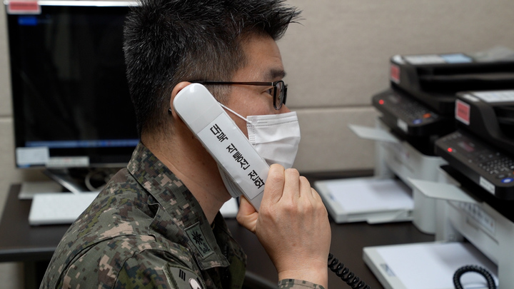 [서울=뉴시스] 박주성 기자 = 북한이 한미 연합훈련에 반발하며 일방적으로 끊었던 남북 통신연락선을 55일 만에 복원하면서 남북공동연락사무소 및 군통신선을 통한 통화가 이뤄졌다. 4일 통일부는 "오늘 오전 9시 남북공동연락사무소의 개시통화가 이뤄지면서 남북 통신선이 복원됐다"고 밝혔다. 사진은 4일 오전 서해지구 군 통신선을 활용해 군 관계자가 시험통화 하는 모습. (사진=국방부 제공). 2021.10.04. photo@newsis.com *재판매 및 DB 금지