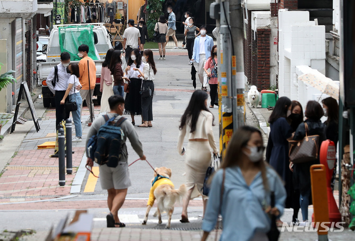 [서울=뉴시스] 백동현 기자 = 서울 성동구 성수동 카페거리에 시민들이 북적이는 모습. 2021.10.04. livertrent@newsis.com