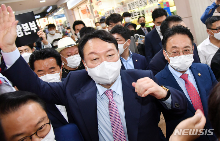 [부산=뉴시스] 하경민 기자 = 윤석열 국민의힘 대선 경선 예비후보가 4일 부산 부산진구 서면지하상가를 방문, 지지자들에게 손을 들어 인사하고 있다. 2021.10.04. yulnetphoto@newsis.com