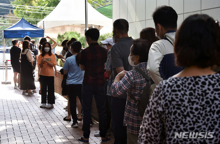 [대구=뉴시스] 이무열 기자 = 개천절 대체공휴일 연휴 마지막 날인 4일 오전 대구 달서구보건소 선별진료소를 찾은 시민들이 코로나19 진단검사를 받기 위해 순서를 기다리고 있다. 2021.10.04. lmy@newsis.com