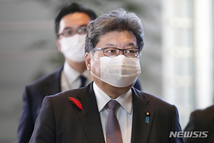 [도쿄=AP/뉴시스]지난해 10월 4일 일본 도쿄 총리 관저에 하기우다 고이치 경제산업상이 도착하고 있다. 2022.04.04.