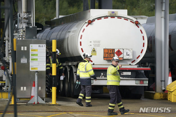 [AP/뉴시스] 4일 영국 잉글랜드 남부 헤멜 헴프스테드의 석유 저장고 모습