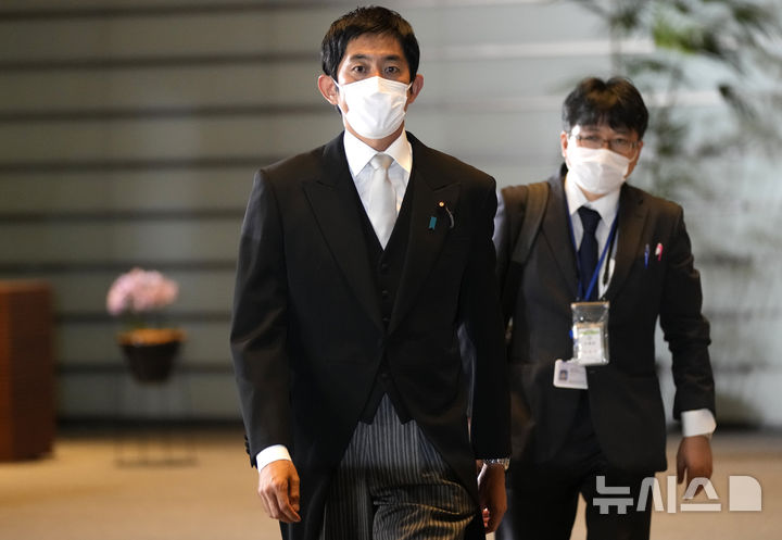 [도쿄=AP/뉴시스]일본 차기 총리를 결정하는 집권 자민당 총재 선거가 약 한 달 앞으로 다가온 가운데, 고바야시 다카유키(小林鷹之·49) 전 경제안보상이 19일 출마 표명을 했다. 사진은 2021년 10월 4일 경제안보상이던 고바야시가 도쿄 총리 관저로 걸어가고 있는 모습. 2024.08.19.