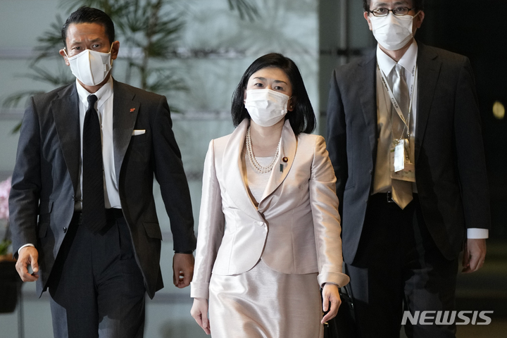 [도쿄=AP/뉴시스]지난해 10월4일 마키시마 가렌 일본 디지털상(가운데)이 도쿄 총리 관저에 도착한 모습. 2022.07.17.