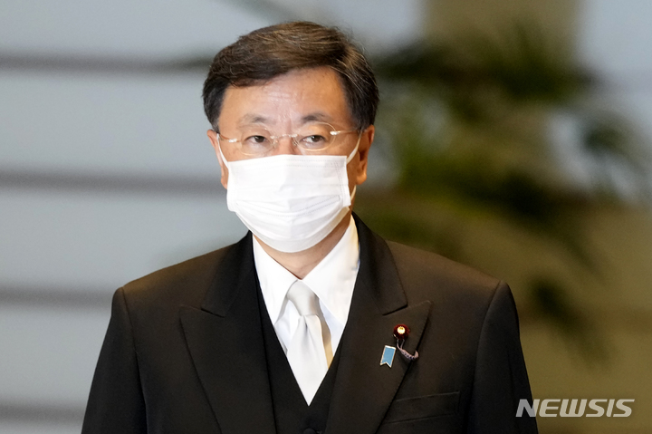 [도쿄=AP/뉴시스]마쓰노 히로카즈(松野博一) 일본 관방장관이 총리 관저에 도착하고 있다. 