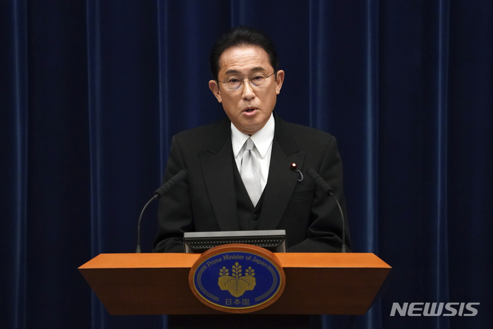 [도쿄(일본)=AP/뉴시스]지난 4일 기시다 후미오 일본 총리가 도쿄 총리 관저에서 취임 후 첫 기자회견을 가지고 있다. 221.10.15.