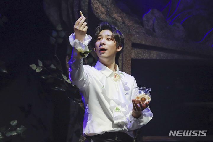 [서울=뉴시스] 뮤지컬 'V에버 애프터' 이준우 스틸. (사진=엠제이스타피쉬 제공).2021.10.05.photo@newsis.com