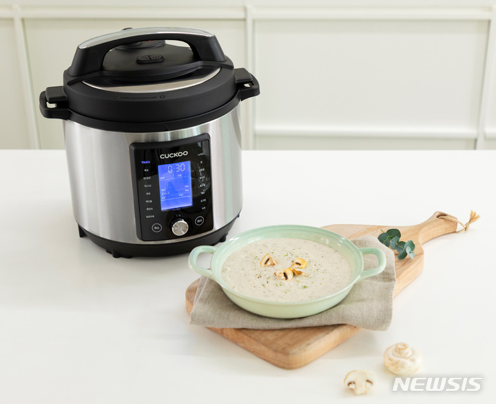 [서울=뉴시스] 쿠쿠전자 '압력 멀티쿠커 스피드팟'. (사진=쿠쿠전자 제공) 2021.10.05. photo@newsis.com