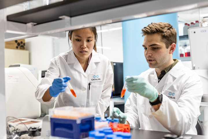 [서울=뉴시스] Catalog Technologies社의 연구원의 연구 모습. (사진=한화임팩트 제공) *재판매 및 DB 금지