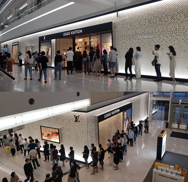 [서울=뉴시스]이국현 기자=개천절 대체공휴일인 지난 4일 서울 영등포구 신세계백화점 타임스퀘어점에선 같은 날 오후 6시께 루이비통 매장 입구에서 타임스퀘어 밖으로 나가는 입구까지 줄이 길게 늘어섰다. 2021.10.05. lgh@newsis.com *재판매 및 DB 금지