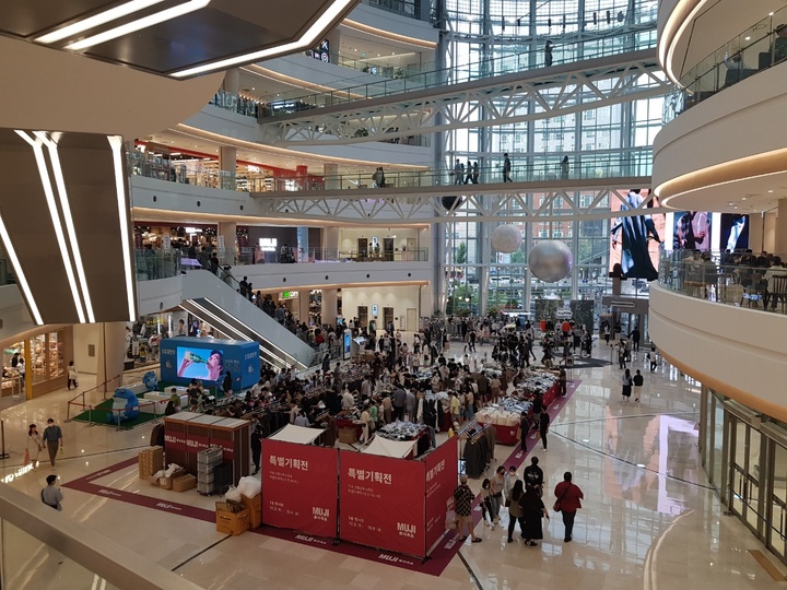 [서울=뉴시스]이국현 기자=개천절 대체공휴일이던 지난 4일 서울 영등포구 타임스퀘어가 연휴와 쇼핑을 즐기는 인파로 북적인다. 2021.10.05. lgh@newsis.com *재판매 및 DB 금지