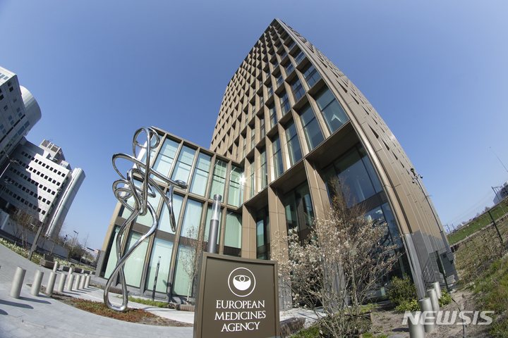 [암스테르담(네덜란드)=AP/뉴시스] 28일(현지 시간) 뉴욕타임스에 따르면 백악관와 EU 집행위원회 고위 관계자는 15%의 관세율은 확정된 수치고, 트럼프 대통령이 조만간 발표 예정인, 중국이나 인도 등 세계 각국에 부과할 국가안보 관련 관세와는 별개라고 밝혔다. 사진은 네덜란드 암스테르담 소재 유럽의약품청(EMA) 외관. 2025.07.29.