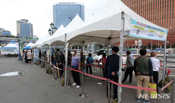 [서울=뉴시스] 홍효식 기자 = 코로나19 신규 확진자가 1,575명으로 집계된 5일 오전 서울역 광장에 마련된 중구 임시 선별검사소에서 시민들이 검사를 받기 위해 기다리고 있다. 2021.10.05. yesphoto@newsis.com