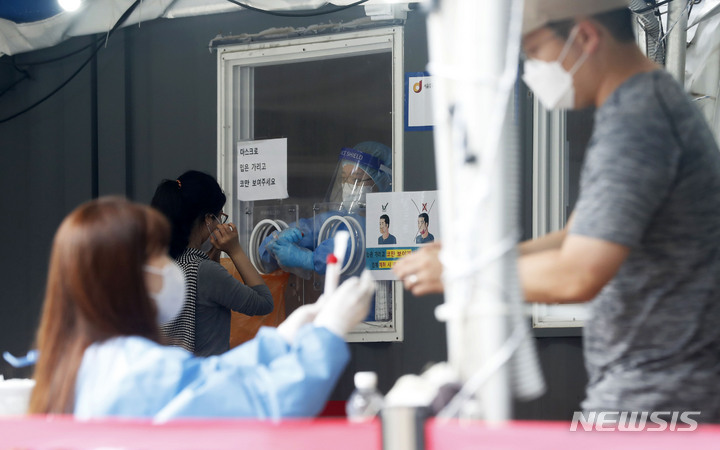 [서울=뉴시스] 홍효식 기자 = 코로나19 신규 확진자가 1,575명으로 집계된 5일 오전 서울역 광장에 마련된 중구 임시 선별검사소에서 시민들이 검사를 받고 있다. 2021.10.05. yesphoto@newsis.com