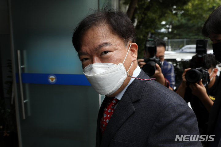 [서울=뉴시스] 조성우 기자 = 집회 및 시위에 관한 법률 및 감염병 예방법 위반 혐의로 입건된 민경욱 전 미래통합당 의원이 서울 서초경찰서에 출석하고 있다. 2021.10.05. xconfind@newsis.com