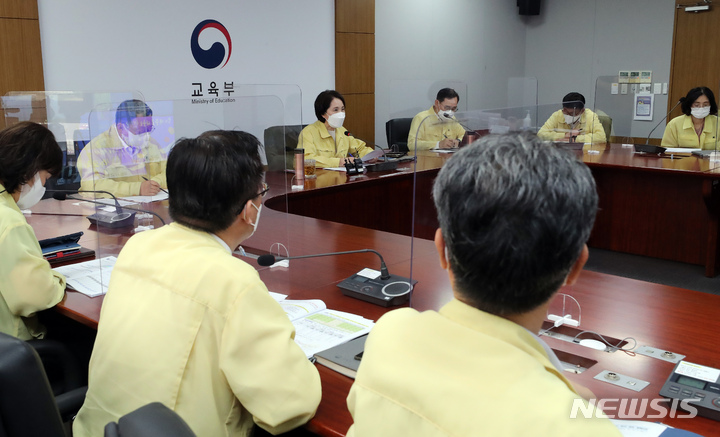 [세종=뉴시스] 강종민 기자 = 유은혜 부총리 겸 교육부 장관이 5일 오전 정부세종청사에서 열린 학교일상회복지원단 회의에서 모두발언을 하고 있다. 2021.10.05. ppkjm@newsis.com