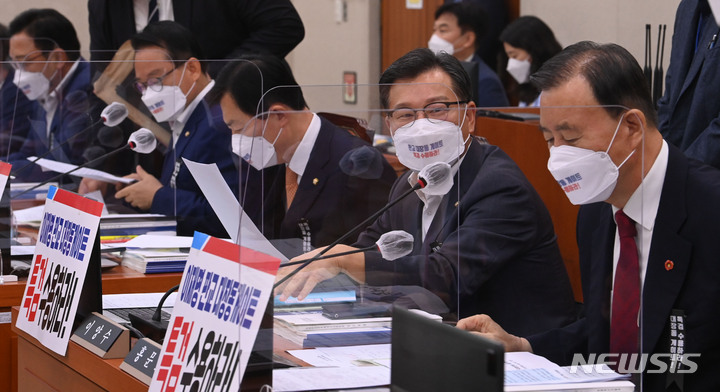 [서울=뉴시스] 최진석 기자 = 5일 오전 국회에서 열린 국회 농해수위 상임위 농림축산식품부에 대한 국정감사에서 국민의힘 의원들이 대장동 개발 특혜 의혹에 대해 특검수사를 요구하는 마스크와 피켓을 붙이고 의사진행 발언을 하고 있다. (공동취재사진) 2021.10.05. photo@newsis.com