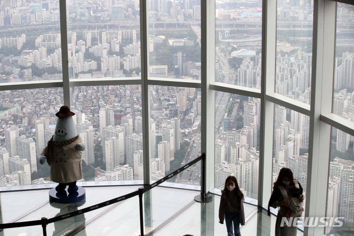 [서울=뉴시스] 김선웅 기자 = 5일 서울 송파구 롯데월드타워 전망대 서울스카이에서 아파트가 보이고 있다. 2021.10.05. mangusta@newsis.com