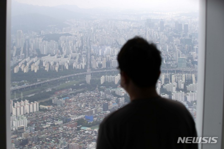 [서울=뉴시스] 김선웅 기자 = 서울 송파구 롯데월드타워 전망대 서울스카이에서 아파트가 보이고 있다. 2021.10.05. mangusta@newsis.com