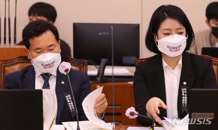 [서울=뉴시스] 최진석 기자 = 국민의힘 김승수 간사(왼쪽), 배현진 의원이 5일 오전 서울 여의도 국회에서 열린 2021 문화체육관광위원회 문화재청 등에 대한 국정감사에서 '판교 대장동 게이트 특검 수용하라'고 기입된 마스크를 착용한 채 자리하고 있다. 이날 국민의힘 의원들은 전원 해당 마스크를 착용했다. (공동취재사진) 2021.10.05. photo@newsis.com