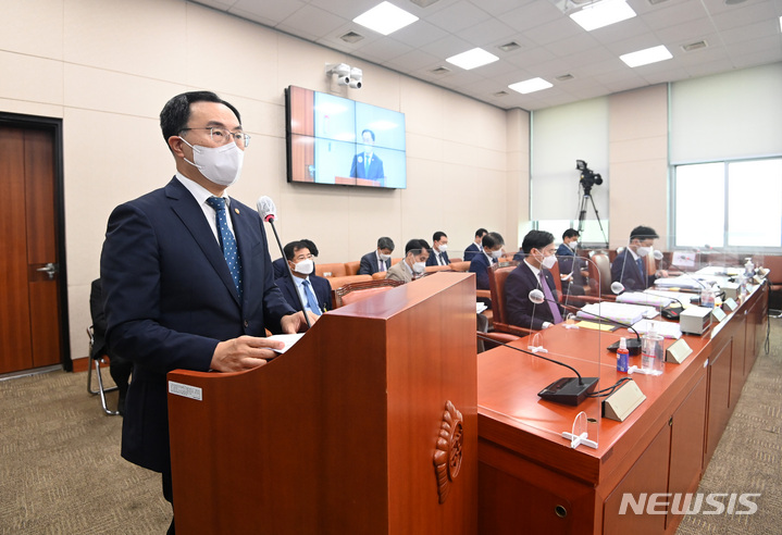 [서울=뉴시스] 최진석 기자 = 문승욱 산업통상자원부 장관이 5일 서울 여의도 국회에서 열린 산업통상자원중소벤처기업위원회 2021년도 산업통상자원부 국정감사에 출석해 업무 보고를 하고 있다. (공동취재사진) 2021.10.05. photo@newsis.com