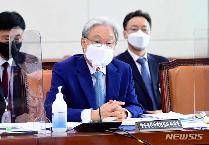 [서울=뉴시스] 최동준 기자 = 정연주 방송통신심의위원회 위원장이 5일 서울 여의도 국회 과학기술정보방송통신위원회에서 열린 국정감사에서 질의에 답변하고 있다. (공동취재사진) 2021.10.05. photo@newsis.com