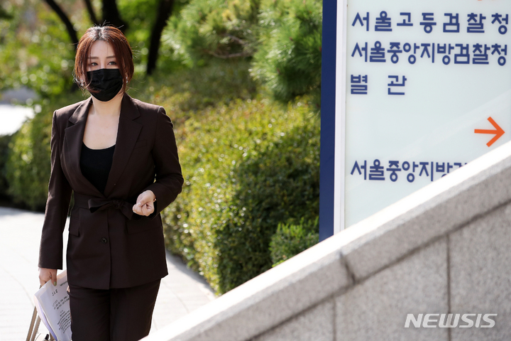 [서울=뉴시스] 조성우 기자 = '고발사주' 의혹 최초 제보자인 조성은 씨가 5일 오후 서울 서초구 서울중앙지방검찰청에 윤석열 국민의힘 대선 경선 후보와 김웅, 권성동, 장제원 국민의힘 의원 등에 대한 고소장 접수를 하기 위해 청사로 들어서고 있다 2021.10.05. xconfind@newsis.com