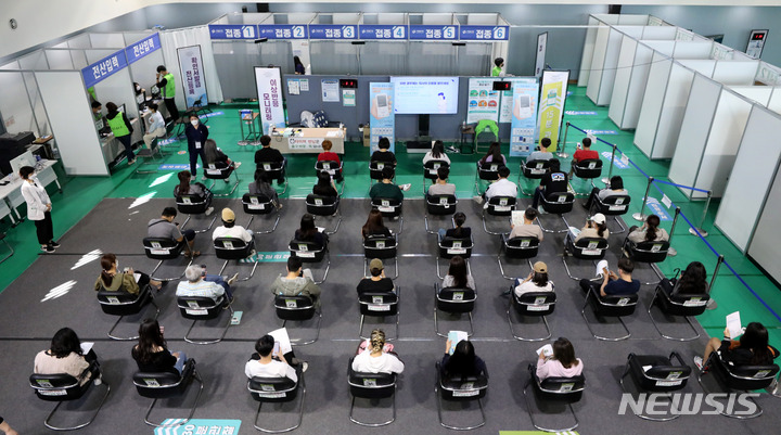 [서울=뉴시스] 추상철 기자 = 5일 오후 서울 서대문구 북아현문화센터에 마련된 코로나19 예방접종센터에서 백신 접종을 마친 시민들이 이상반응 모니터링을 위해 대기하고 있다. 2021.10.05. scchoo@newsis.com