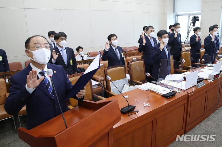 홍남기 "세수 추계 오차 죄송…암호화폐 과세 예정대로"(종합)