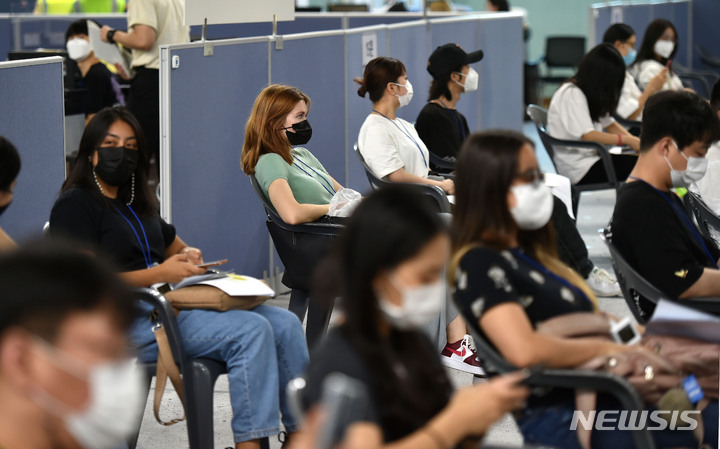 [대구=뉴시스] 이무열 기자 = 5일 오후 대구 달서구 성서예방접종센터에서 계명대학교 외국인 유학생들이 백신 접종 후 이상반응을 살피기 위해 대기하고 있다. 2021.10.05. lmy@newsis.com