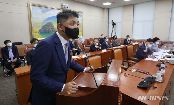 [서울=뉴시스] 전신 기자 = 김범수 카카오 의장이 5일 서울 여의도 국회에서 열린 정무위원회의 공정거래위원회 등에 대한 국정감사에서 발언하고 있다. (공동취재사진) 2021.10.05. photo@newsis.com