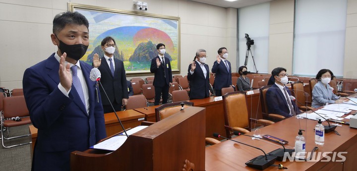 [서울=뉴시스] 전신 기자 = 김범수 카카오 의장이 5일 서울 여의도 국회에서 열린 정무위원회의 공정거래위원회 등에 대한 국정감사에서 증인 선서를 하고 있다. (공동취재사진) 2021.10.05. photo@newsis.com