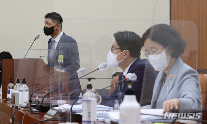 [서울=뉴시스] 전신 기자 = 김범수 카카오 의장이 5일 서울 여의도 국회에서 열린 정무위원회의 공정거래위원회 등에 대한 국정감사에서 발언하고 있다. (공동취재사진) 2021.10.05. photo@newsis.com