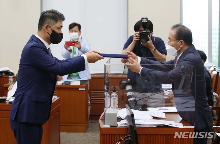 [서울=뉴시스] 전신 기자 = 김범수 카카오 의장이 5일 서울 여의도 국회에서 열린 정무위원회의 공정거래위원회 등에 대한 국정감사에서 선서문을 윤재옥 위원장에게 제출하고 있다. (공동취재사진) 2021.10.05. photo@newsis.com