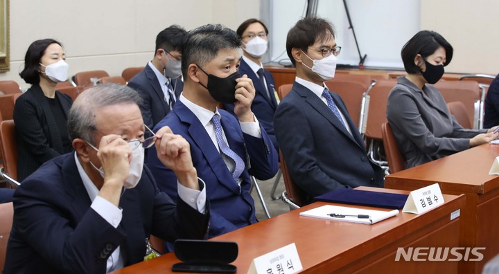 [서울=뉴시스] 전신 기자 = 5일 서울 여의도 국회에서 열린 정무위원회의 공정거래위원회 등에 대한 국정감사에 홍원식(왼쪽부터) 남양유업 회장, 김범수 카카오 의장, 배보찬 야놀자 대표, 권남희 머지플러스 대표가 출석해 있다. (공동취재사진) 2021.10.05. photo@newsis.com