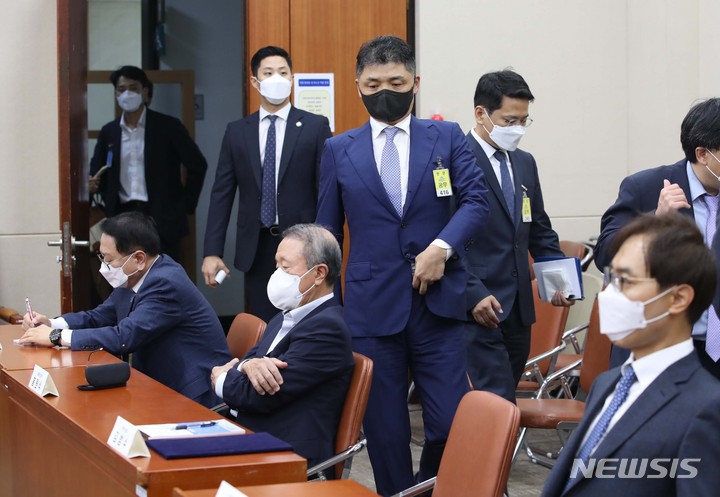 [서울=뉴시스] 전신 기자 = 김범수 카카오 의장이 5일 서울 여의도 국회에서 열린 정무위원회의 공정거래위원회 등에 대한 국정감사에 출석하고 있다. (공동취재사진) 2021.10.05. photo@newsis.com
