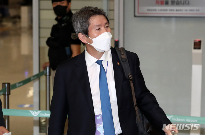 [인천공항=뉴시스] 이영환 기자=지난 5일 이인영 통일부 장관이 인천국제공항 제2여객터미널을 통해 귀국하고 있다. 2021.10.05. 20hwan@newsis.com